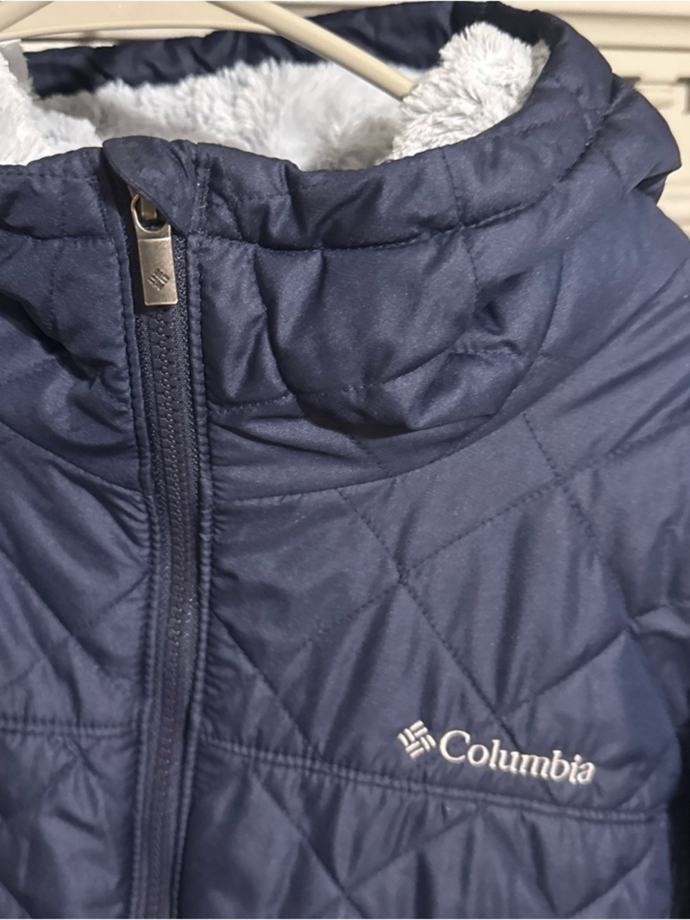 Columbia Women’s Navy Quilted Puffer Jacket  faux fur Lining EUC